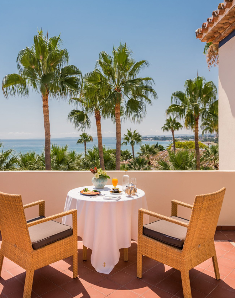 Desayuno en la terraza con vistas al mar